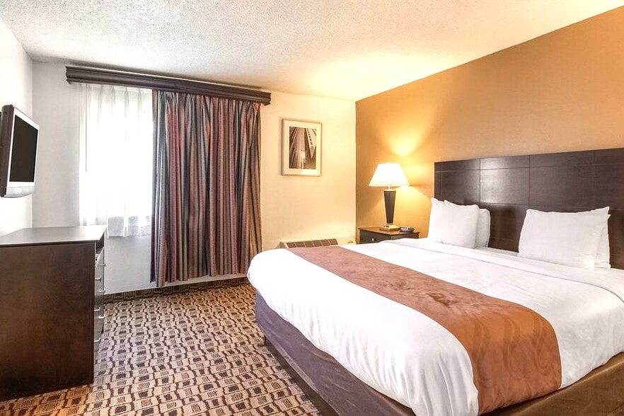 More Photos Of 658 S Westdale Dr, Wichita Hotel For Sale