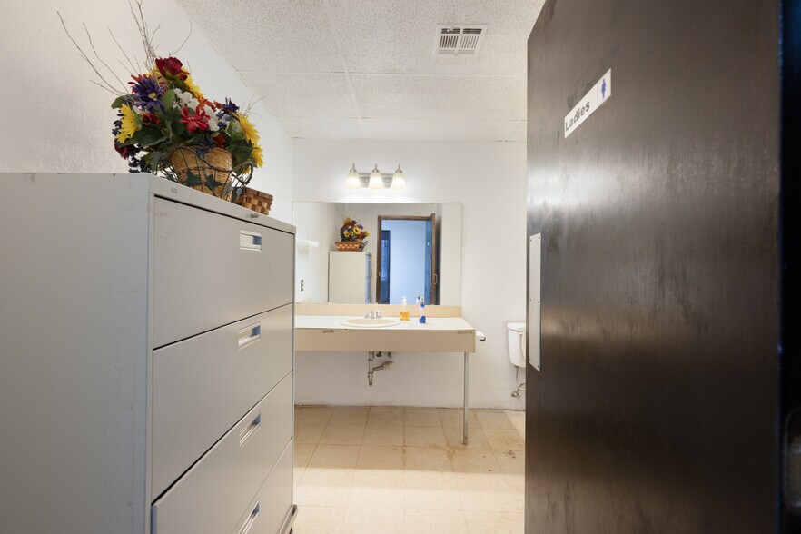 More Photos Of 4901 S Rockwell St, Oklahoma City Service For Sale