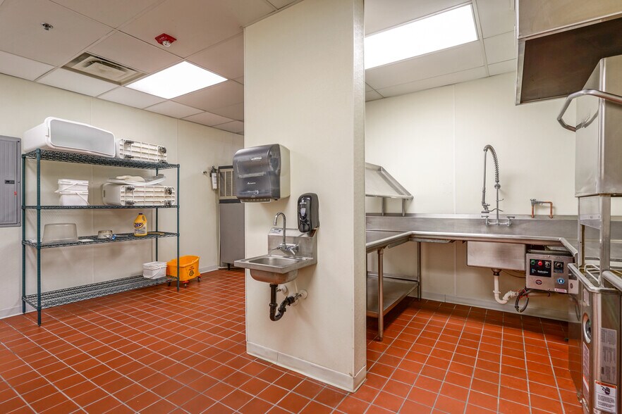 More Photos Of 3450 Gateway Dr, Grand Forks Restaurant For Lease