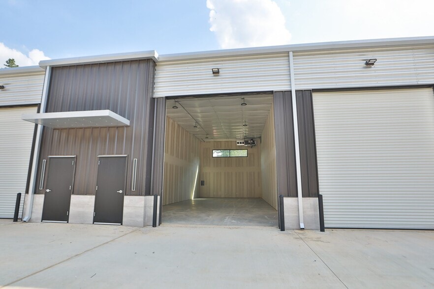 More Photos Of 12402 Malcomson Rd, Houston Self Storage For Sale