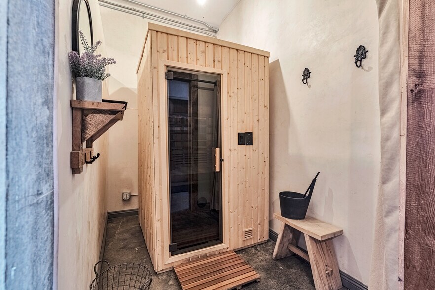 More Photos Of 24363 Main St, Santa Clarita Freestanding For Sale