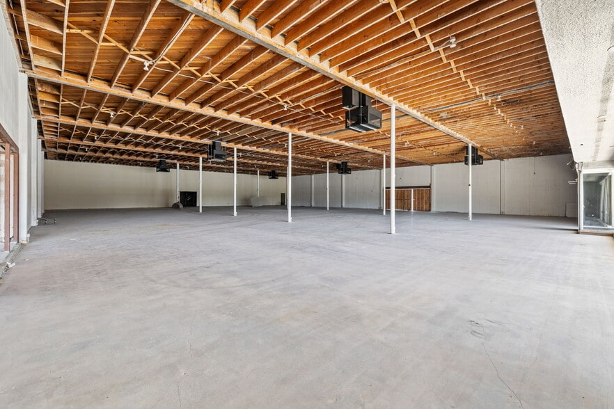 More Photos Of 45151 Oasis St, Indio Freestanding For Lease