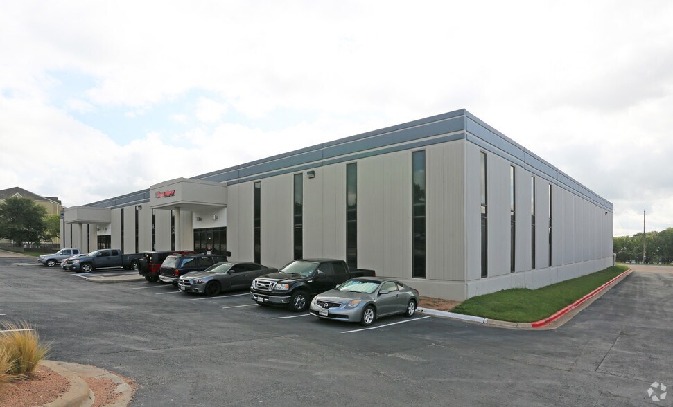 More Photos Of 7615 Metro Center Dr, Austin Warehouse For Lease
