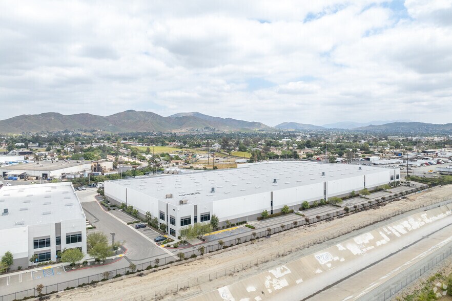 More Photos Of 4420 Serrano Dr, Jurupa Valley Manufacturing For Lease