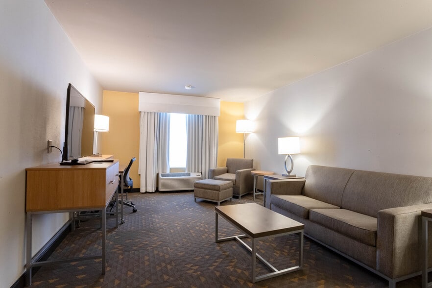 More Photos Of 600 Interstate 30, Little Rock Hotel For Sale