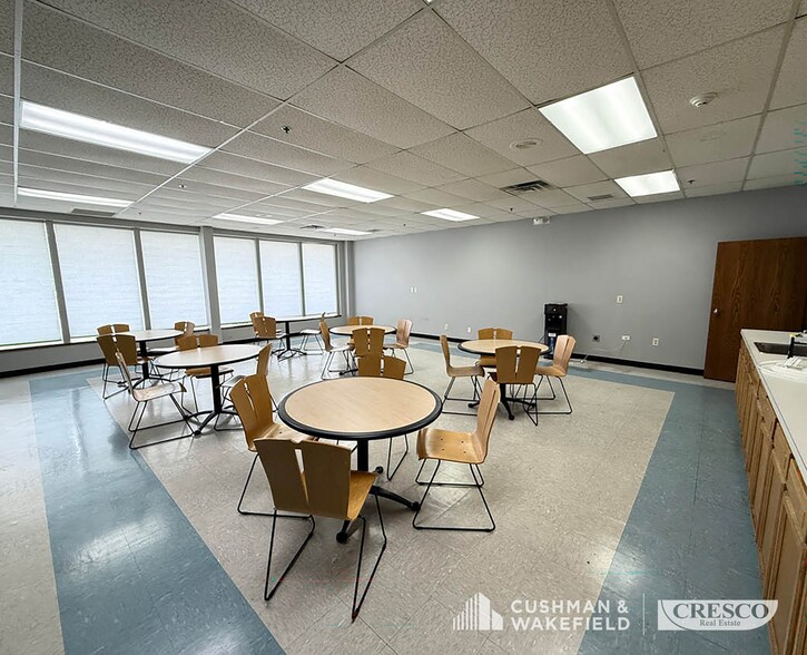 More Photos Of 1263 S Chillicothe Rd, Aurora Warehouse For Lease