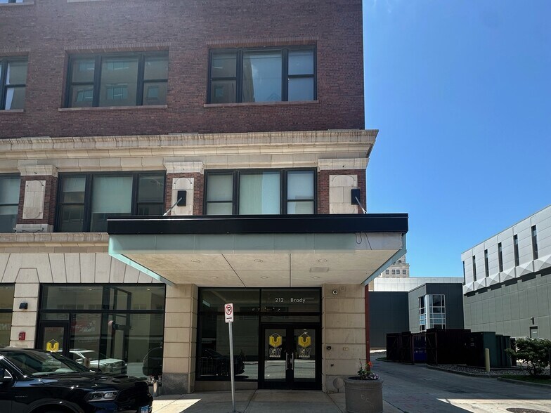More Photos Of 102 W 2nd St, Davenport Office For Lease