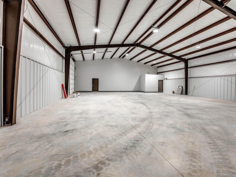 More Photos Of 1736 Red Oak Lane, Guthrie Warehouse For Lease