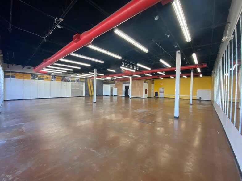 More Photos Of 10998 N I-45, Houston Unknown For Lease