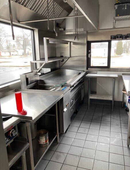 More Photos Of 5628 Pointe Tremble Rd, Algonac Freestanding For Sale