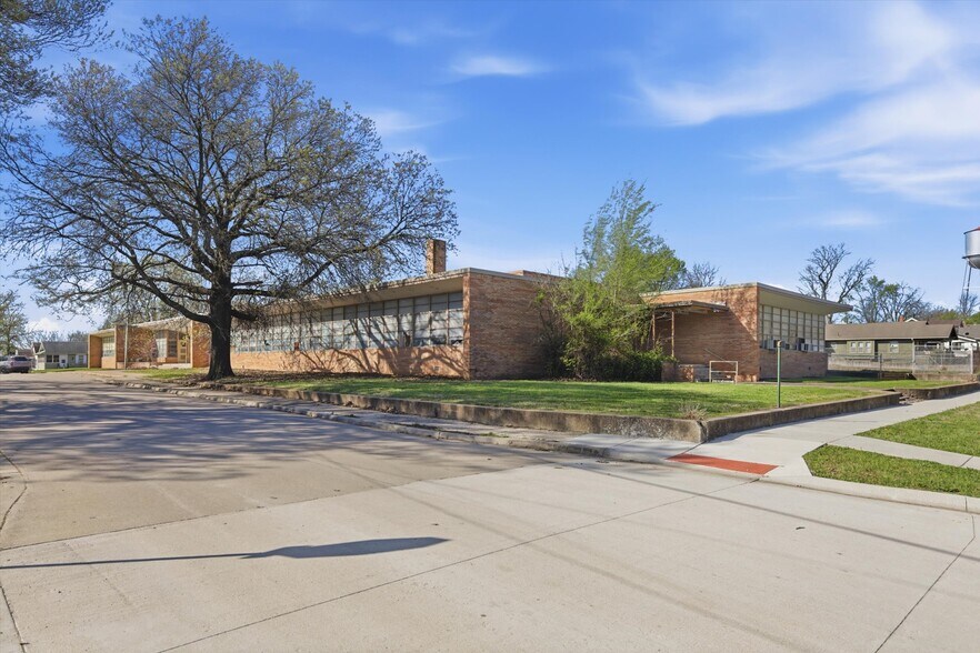 More Photos Of 1009 W Pacific, Osawatomie Schools For Sale