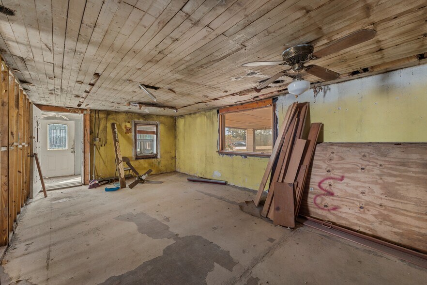 More Photos Of 7736 Westpoint Rd, West Point Freestanding For Sale