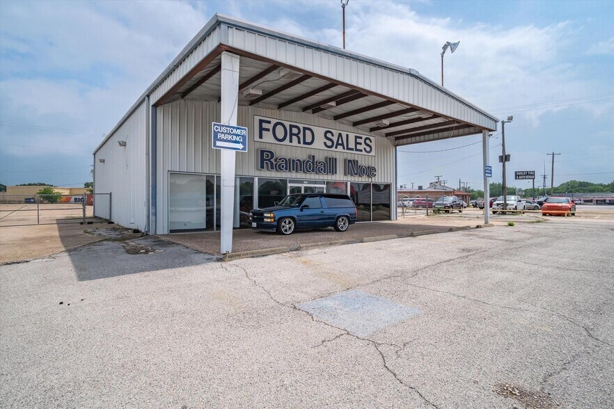More Photos Of 1608 W Moore Ave, Terrell Auto Dealership For Sale