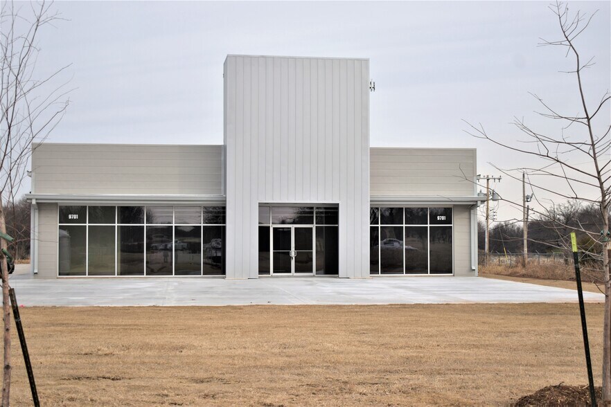 Primary Photo Of 9701 Northwest Expy, Yukon Showroom For Sale
