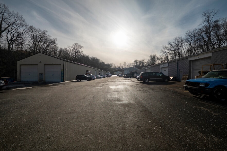 More Photos Of 400 Railroad St, Pittsburgh Warehouse For Lease