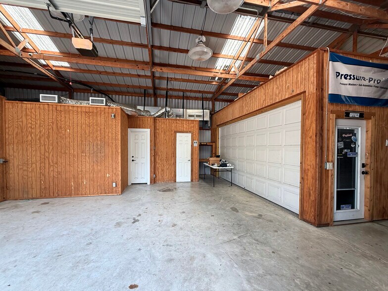 More Photos Of 1115 Chateau Woods Parkway Dr, Conroe Light Manufacturing For Lease