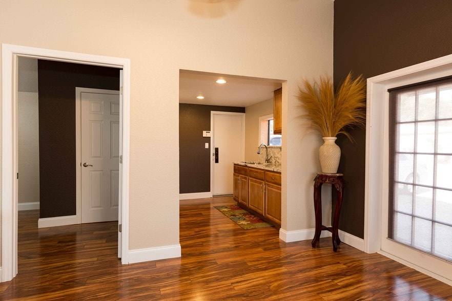 More Photos Of 4498 49th St N, Saint Petersburg Office For Sale