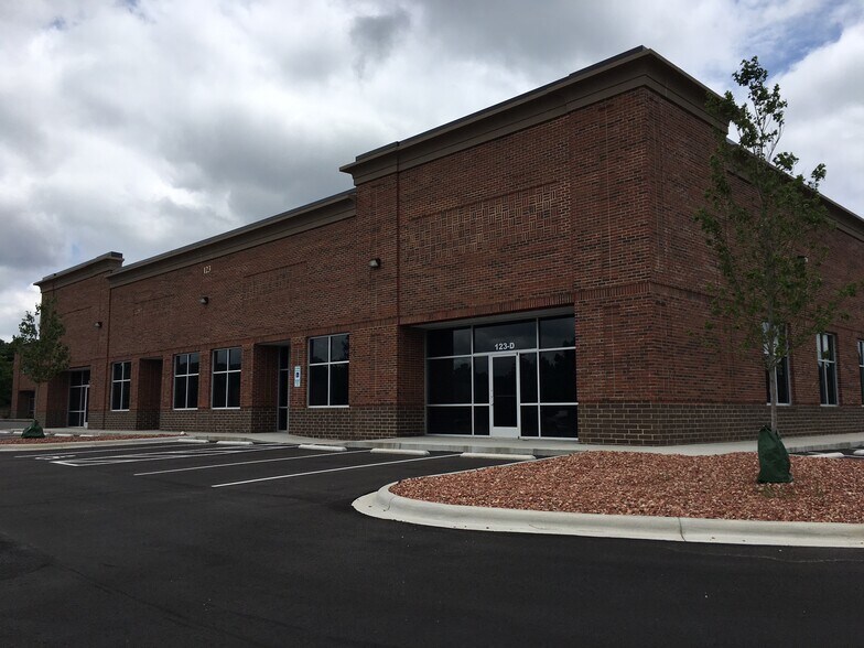 More Photos Of 123 Poplar Pointe Dr, Mooresville Flex For Lease