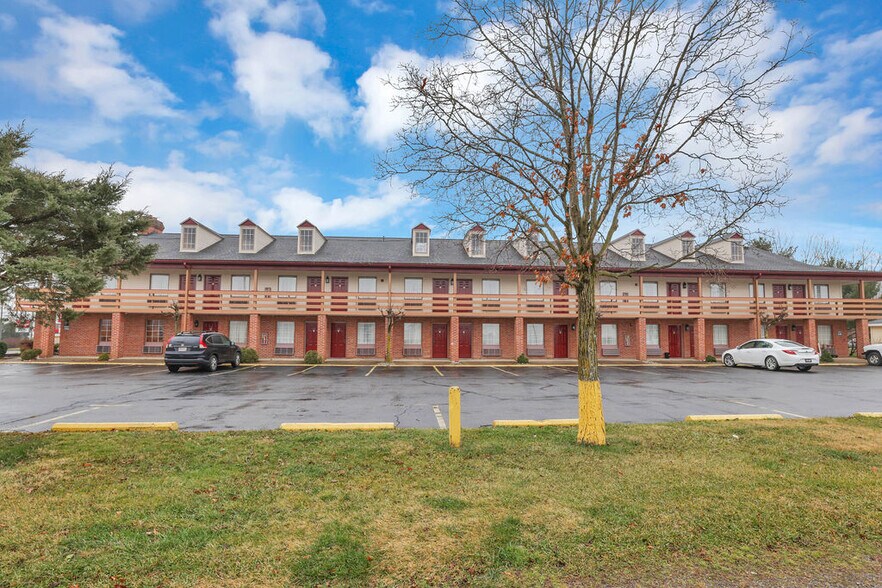 More Photos Of 111 W McCauley Dr, Uhrichsville Hotel For Sale