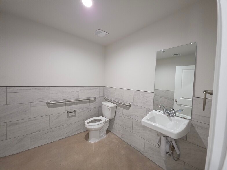 More Photos Of 1304 Leander Dr, Leander Warehouse For Lease