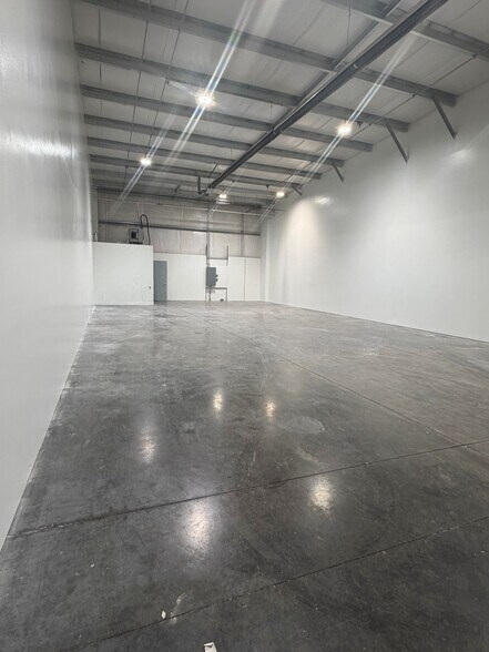 More Photos Of 1925 SW 5th St, Lincoln Warehouse For Lease