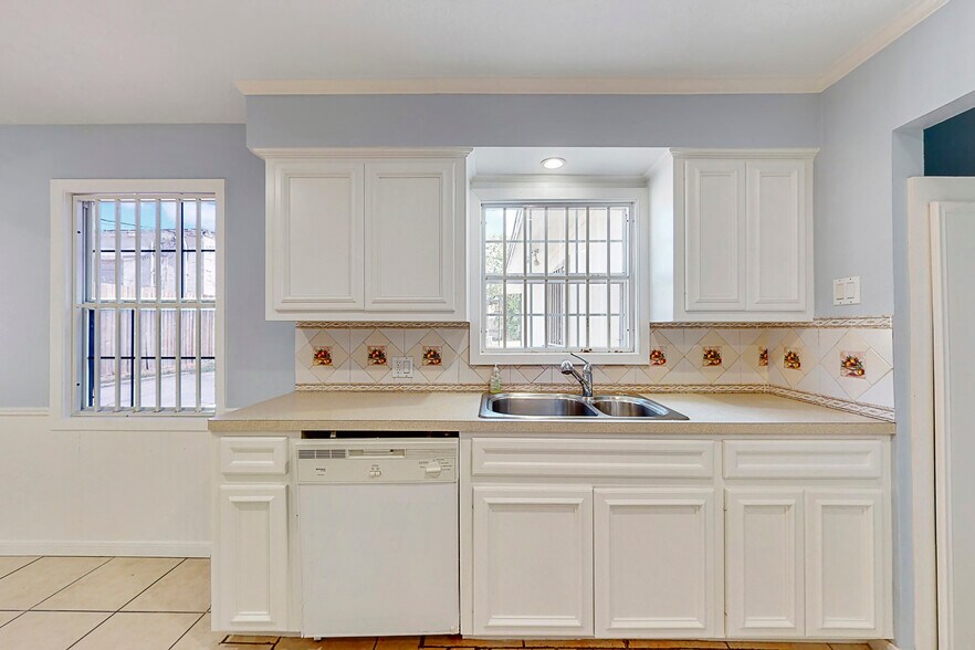 More Photos Of 5710 Edgemoor Dr, Houston Specialty For Sale