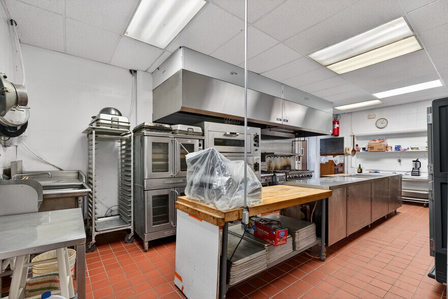 More Photos Of 1146 Spindle Hill Rd, Wolcott Freestanding For Sale