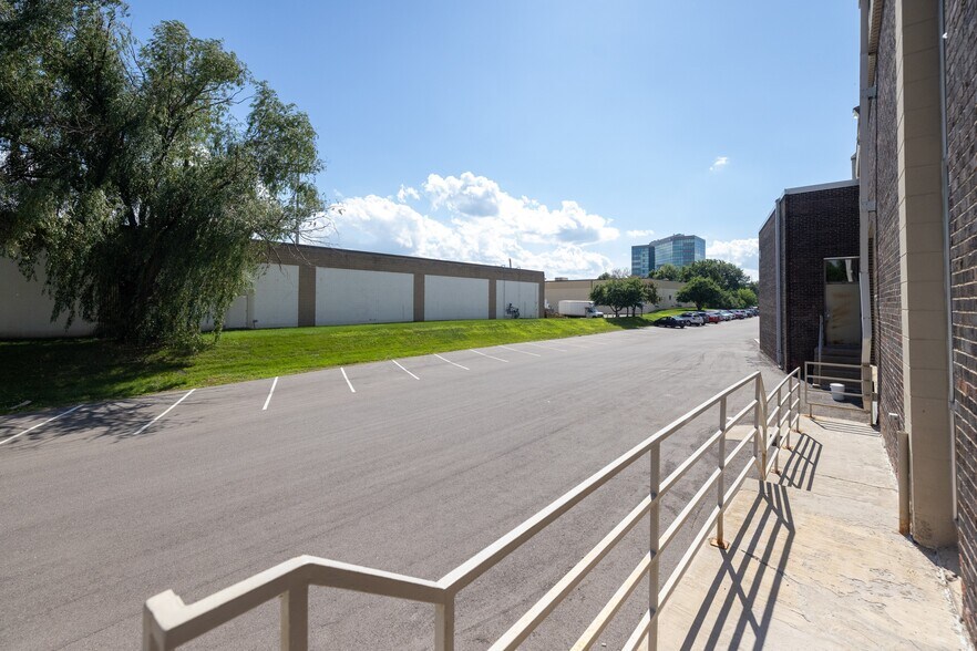 More Photos Of 5600-5628 Lincoln Dr, Edina Light Distribution For Lease