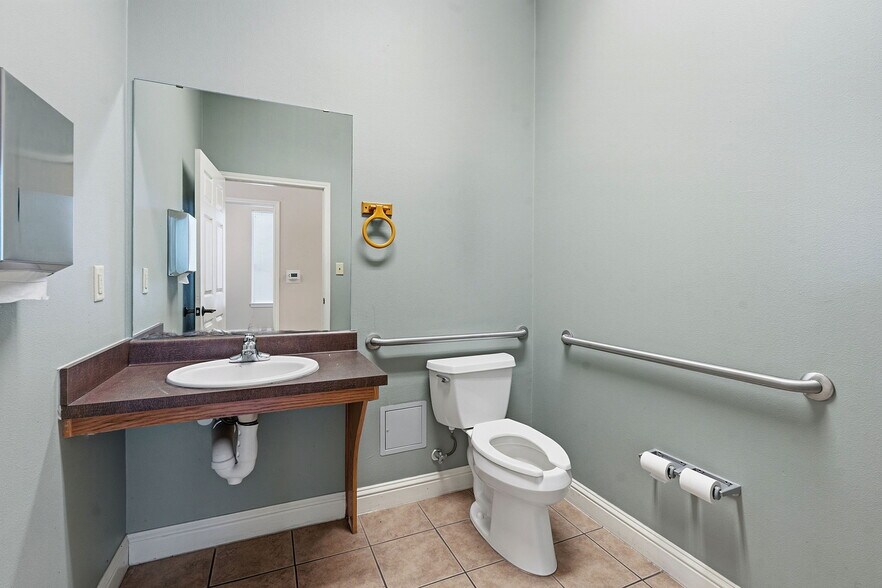More Photos Of 13284 Pond Springs Rd, Austin Office For Sale