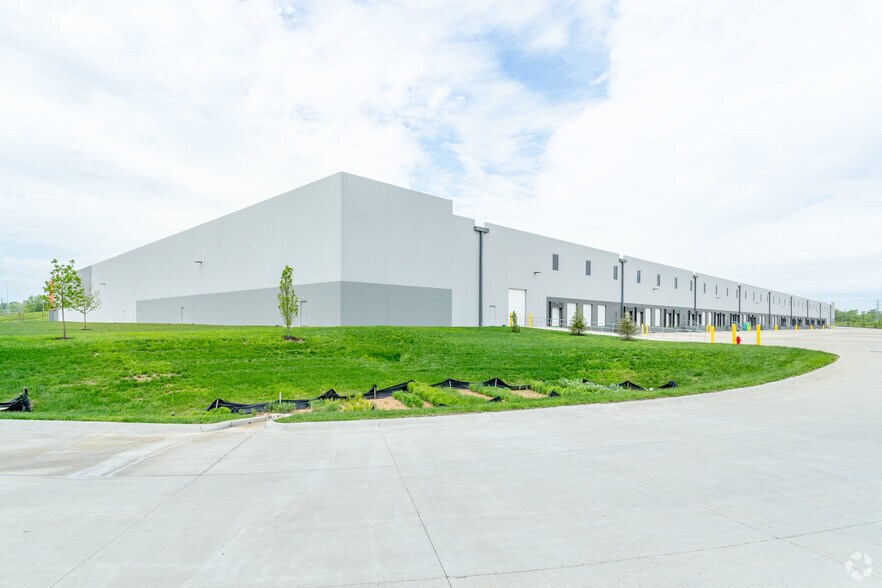 More Photos Of 5400 N Hanley Rd, Saint Louis Warehouse For Lease