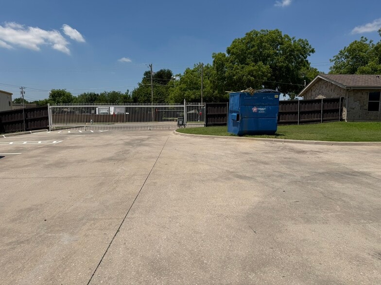 More Photos Of 414 N Kealy Ave, Lewisville Office For Sale