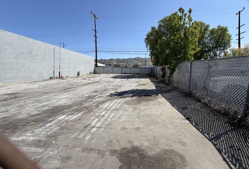 More Photos Of 3014 Floyd St, Burbank Warehouse For Sale