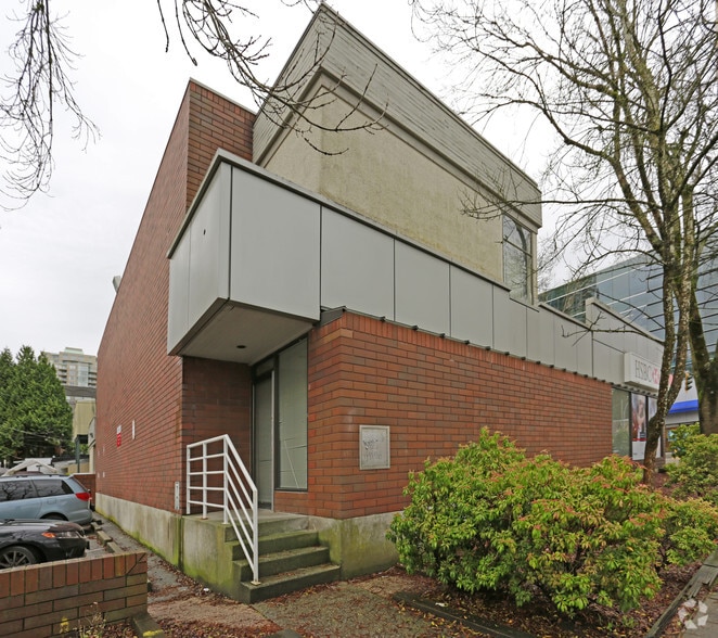 More Photos Of 504 6th St, New Westminster Bank For Lease