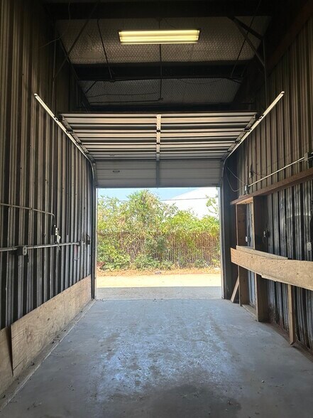 More Photos Of 120 N Dooley St, Grapevine Warehouse For Lease