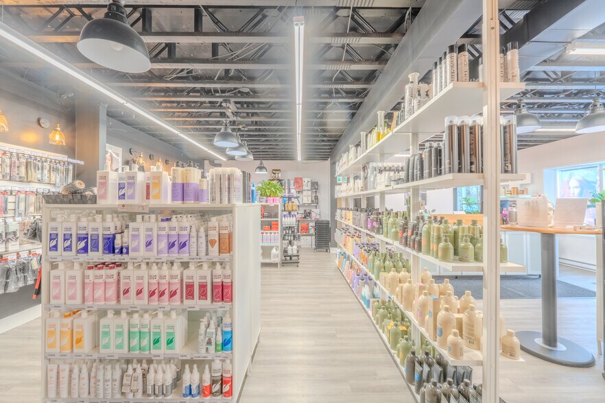 More Photos Of 525 Rue Sagard, St-Bruno-de-Montarville Warehouse For Lease