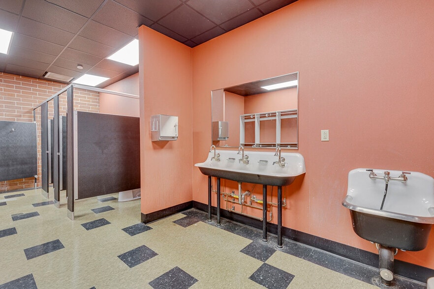 More Photos Of 211 N Pleasantburg Dr, Greenville Light Manufacturing For Sale