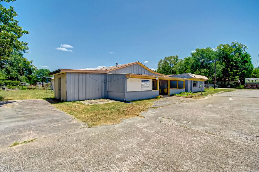 More Photos Of 3019 Dickinson Ave, Dickinson Freestanding For Sale