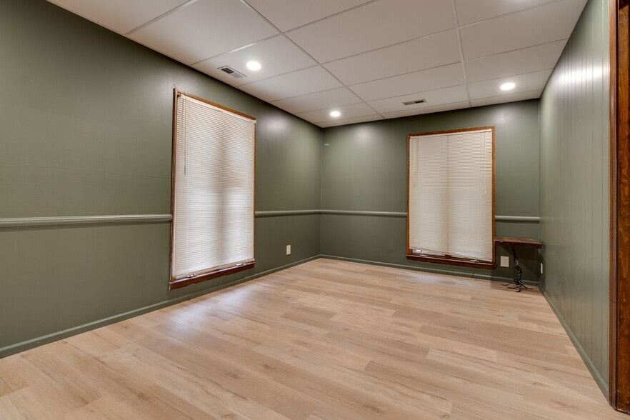 More Photos Of 601 Missouri St, Lawrence Office For Lease