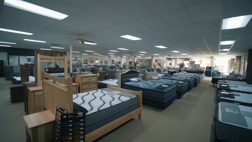 More Photos Of 101 9th St, Charles City General Retail For Sale