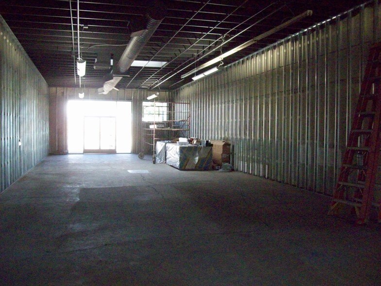 More Photos Of 2705-2707 W Empire Ave, Burbank Manufacturing For Lease