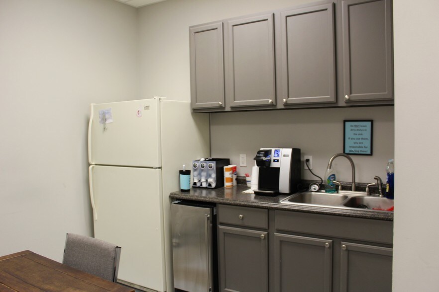 More Photos Of 193 Business Park Dr, Ridgeland Flex For Lease