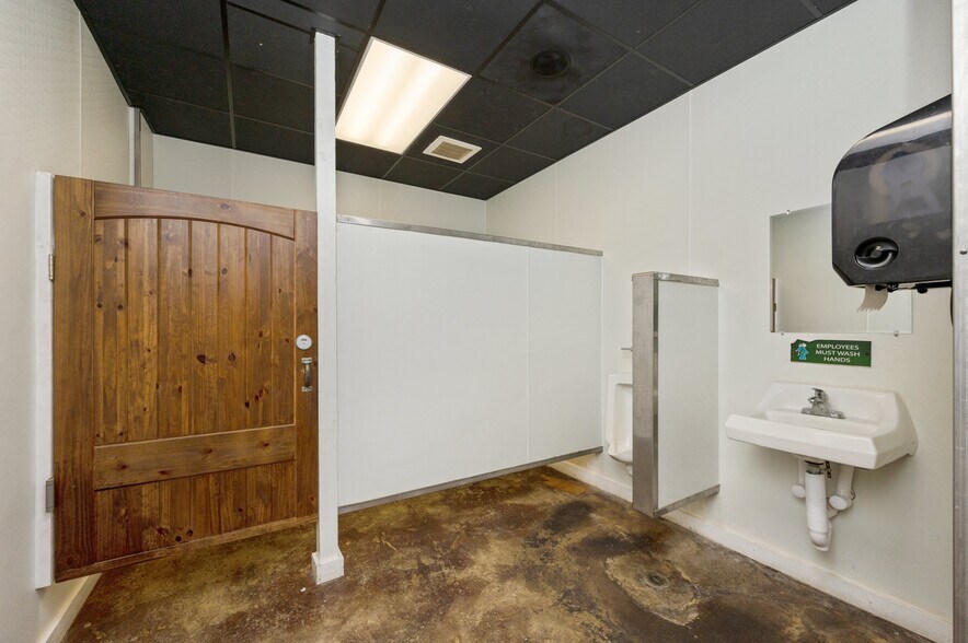 More Photos Of 1296 N Ferdon Blvd, Crestview Restaurant For Sale