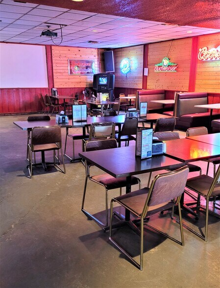 More Photos Of 209 N 5th Ave E, Truman Freestanding For Sale