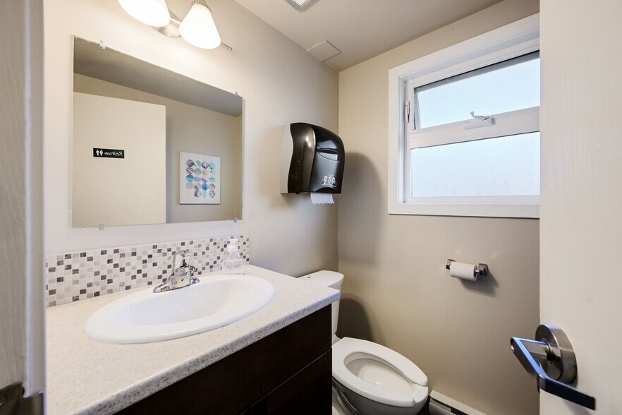 More Photos Of 941 Kings Rd, Victoria Office For Sale