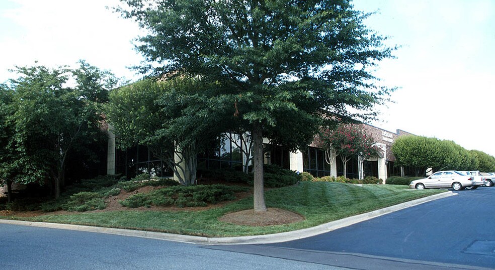 More Photos Of 2301 Crownpoint Executive Dr, Charlotte Flex For Lease
