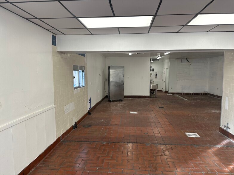 More Photos Of 7601-7617 Vineland Ave, Sun Valley Freestanding For Lease