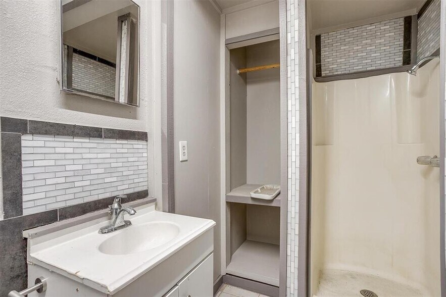 More Photos Of 640 E Highway 199, Springtown Warehouse For Lease