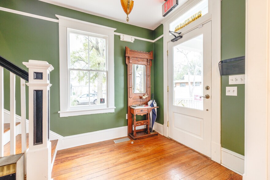 More Photos Of 9 W 43rd St, Savannah Office For Lease