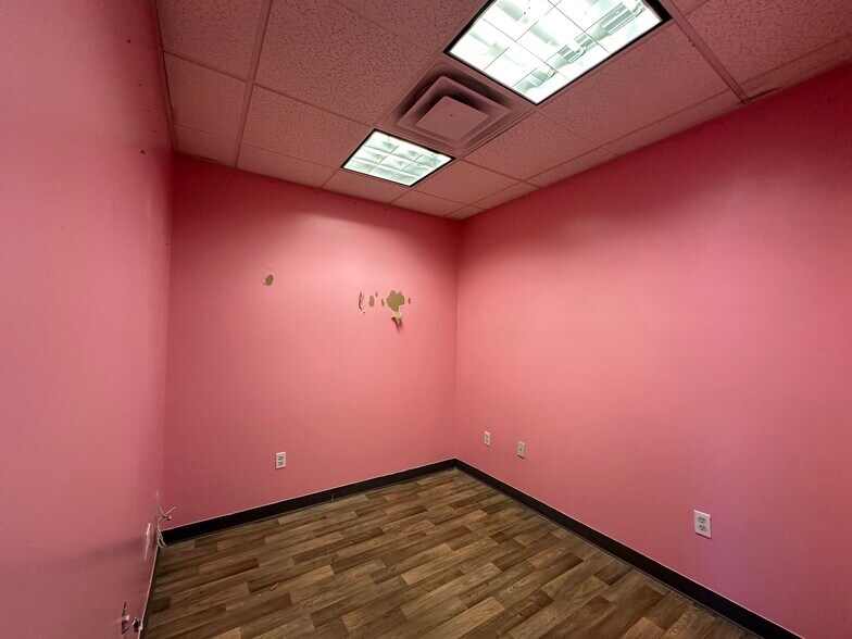 More Photos Of 733-759 Memorial Ave, West Springfield Showroom For Sale