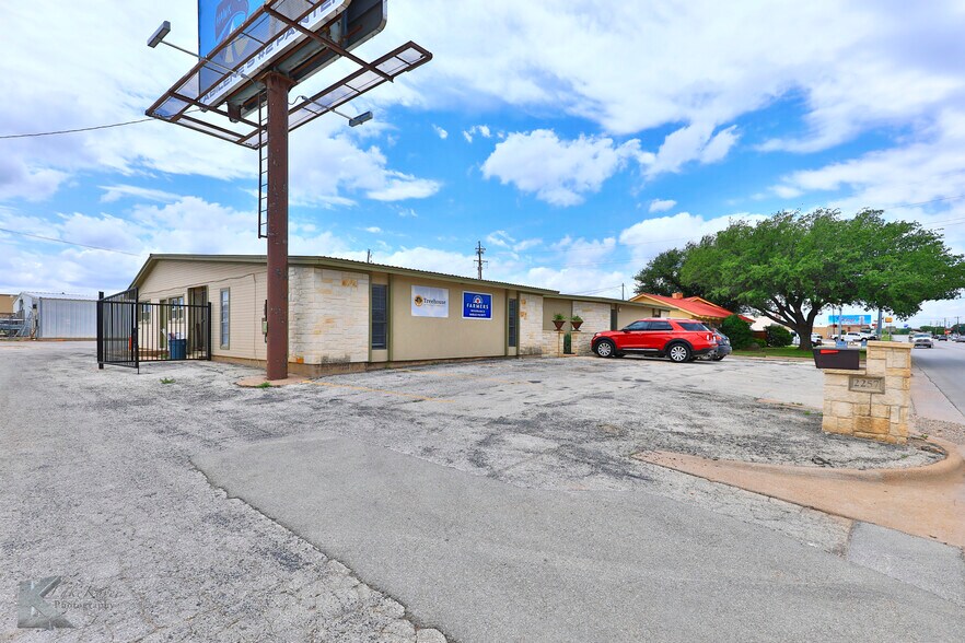 More Photos Of 2257 Industrial Blvd, Abilene Office For Sale